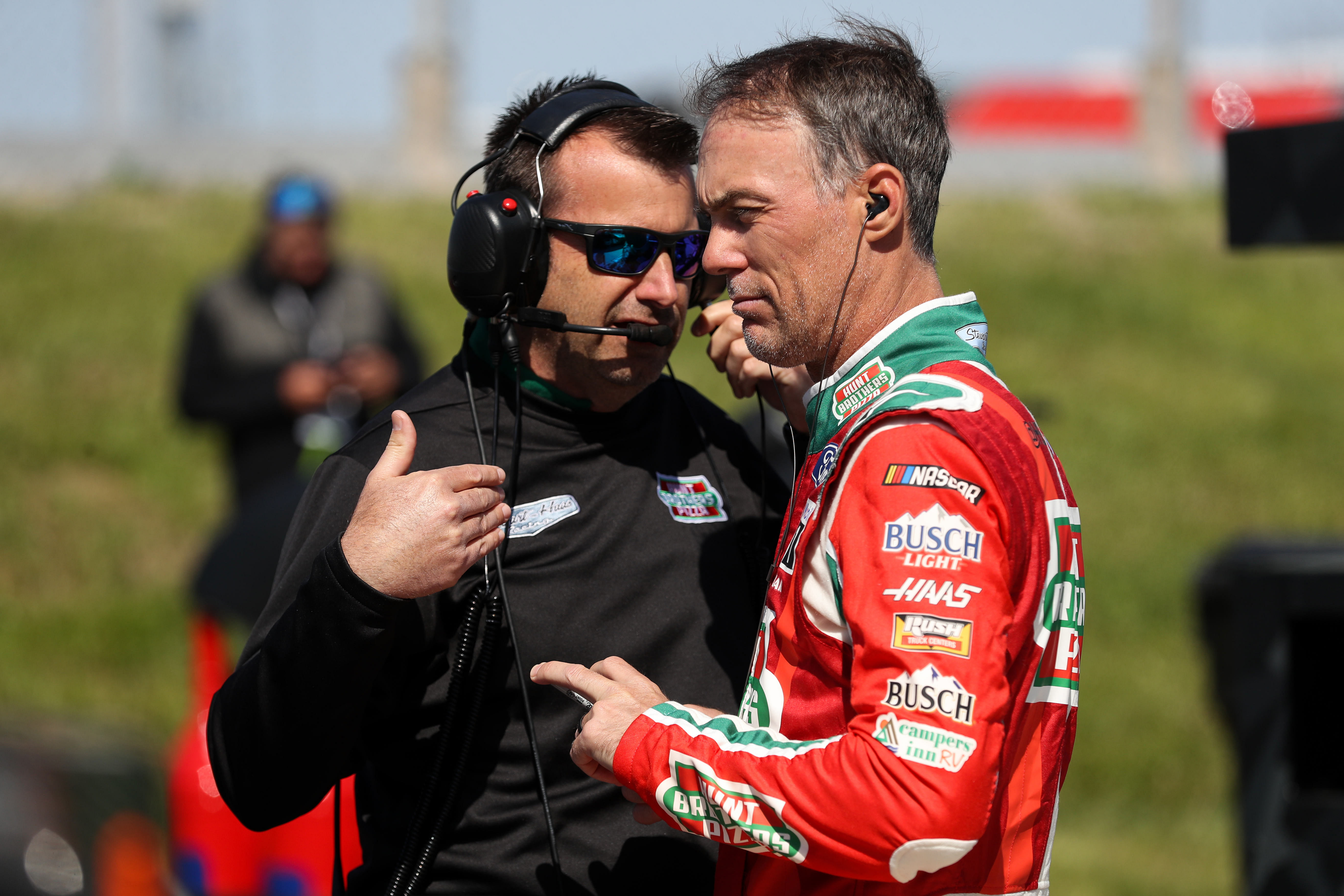 Kevin Harvick talks with Rodney Childers during practice for the DuraMAX Drydene 400 - Source: Imagn